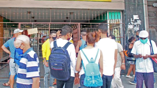 Cubanos en una cola en La Habana.